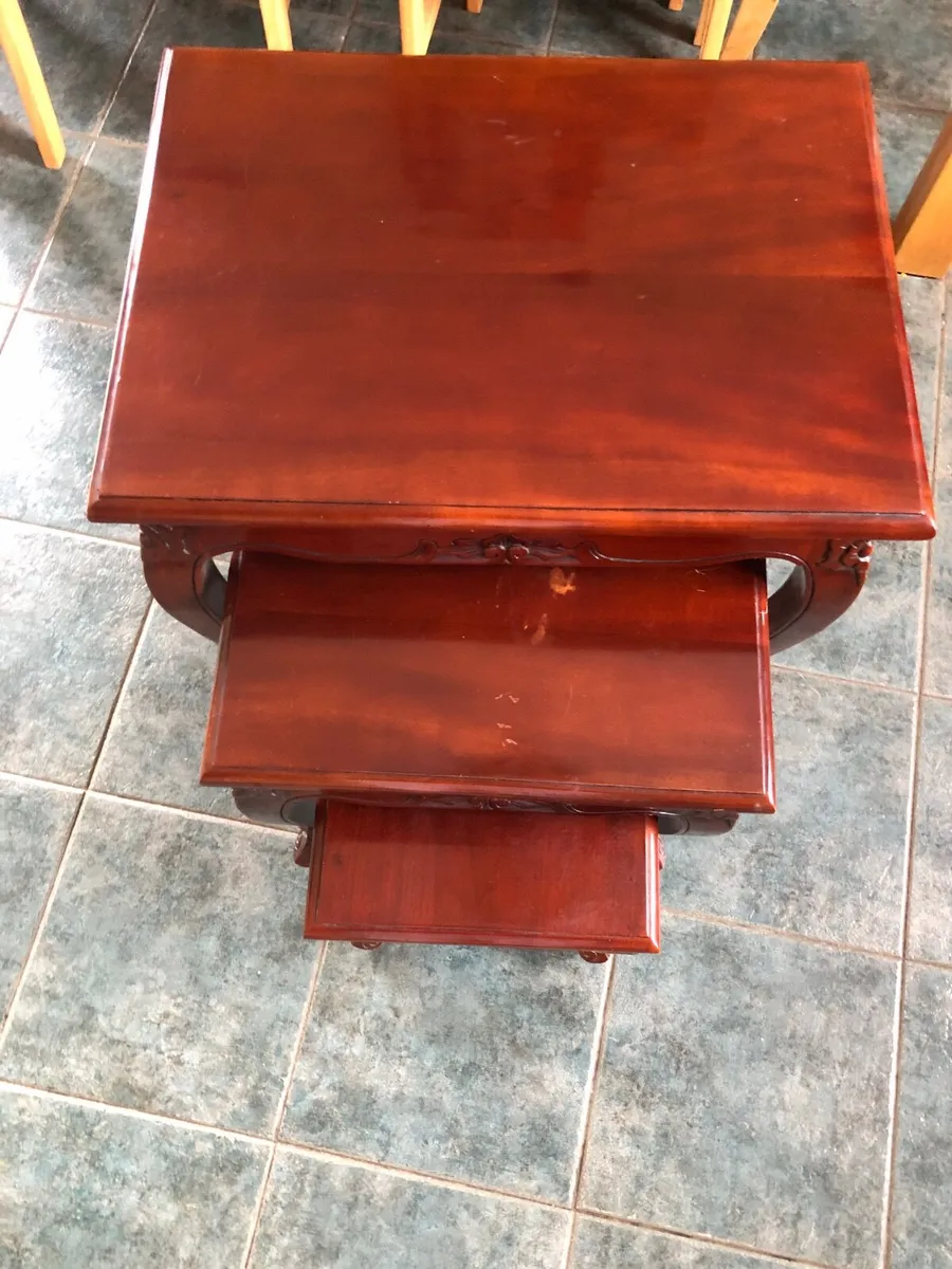 A mahogany nest of tables - Image 2