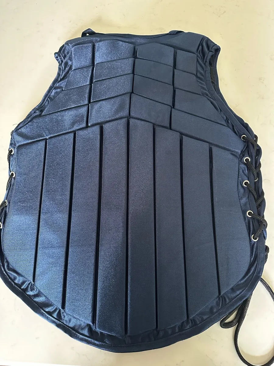 Horse riding back protector and crop - Image 2