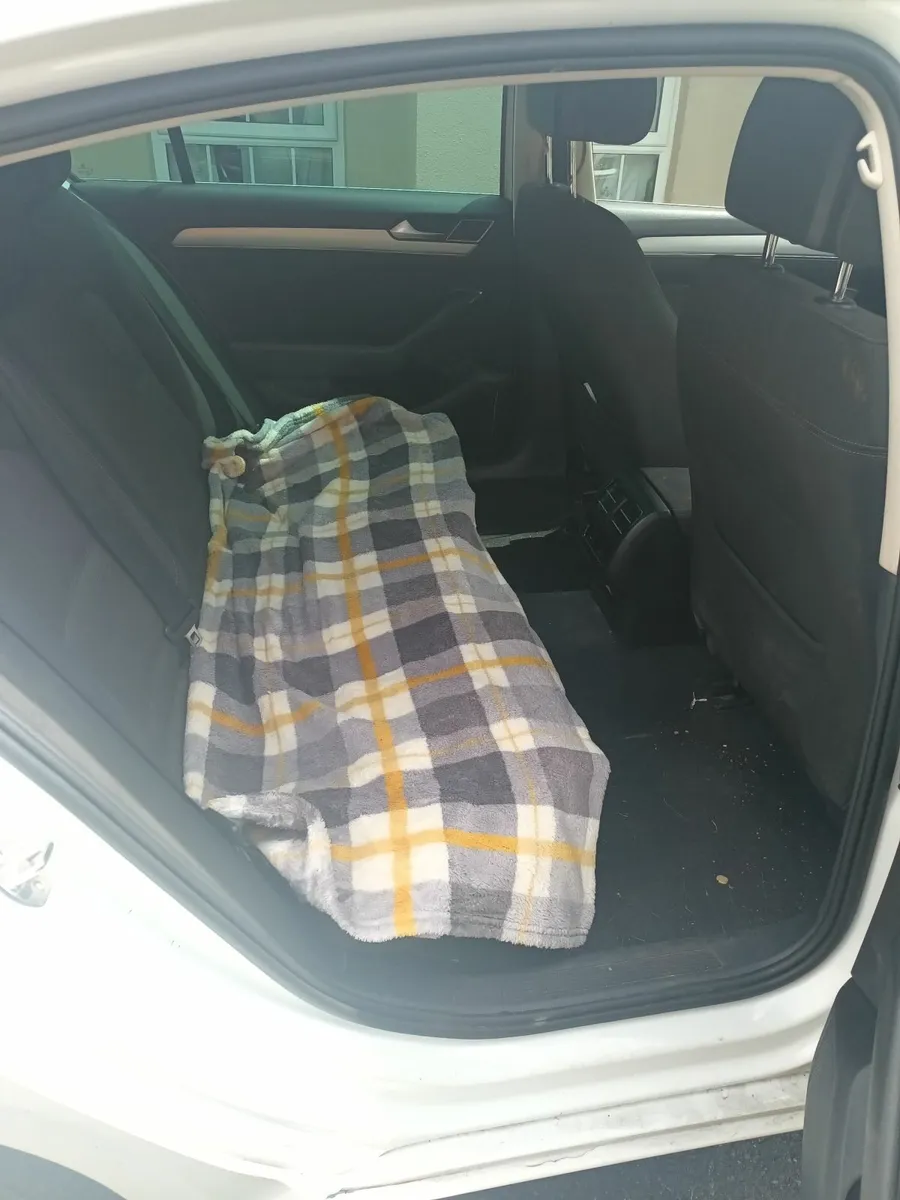 Volkswagen Passat 2016 - Image 2