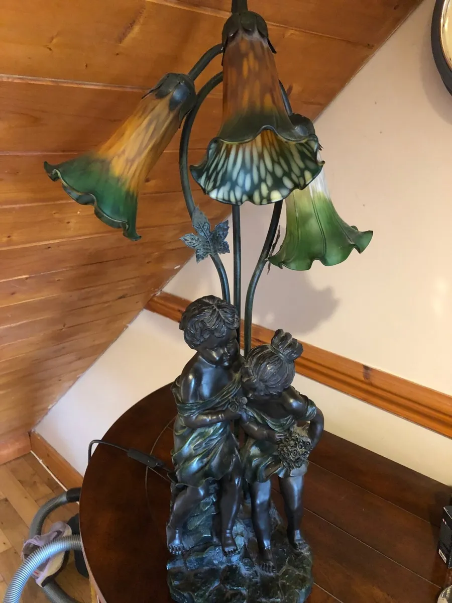 A table lamp - Image 2