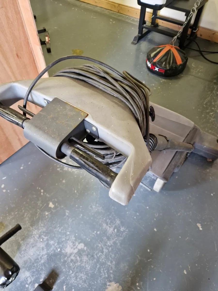 Nilfisk GU700A industrial hoover - Image 2