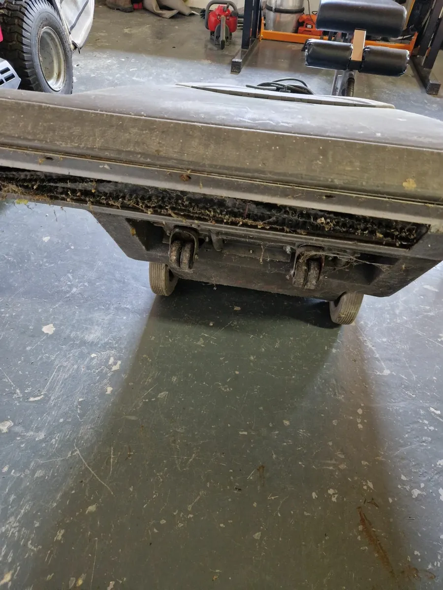 Nilfisk GU700A industrial hoover - Image 4