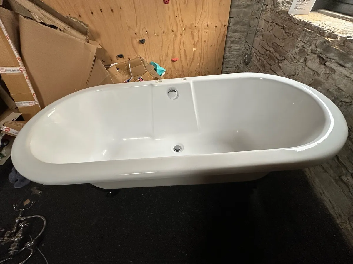 Free standing bath with claw feet - Image 2