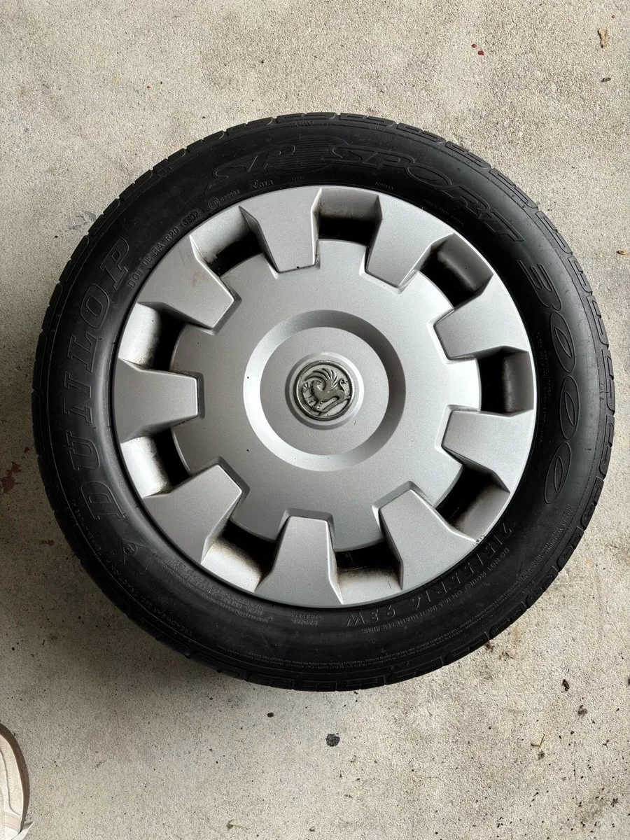 Dunlop SP Sport 3000 Tyre - Image 1