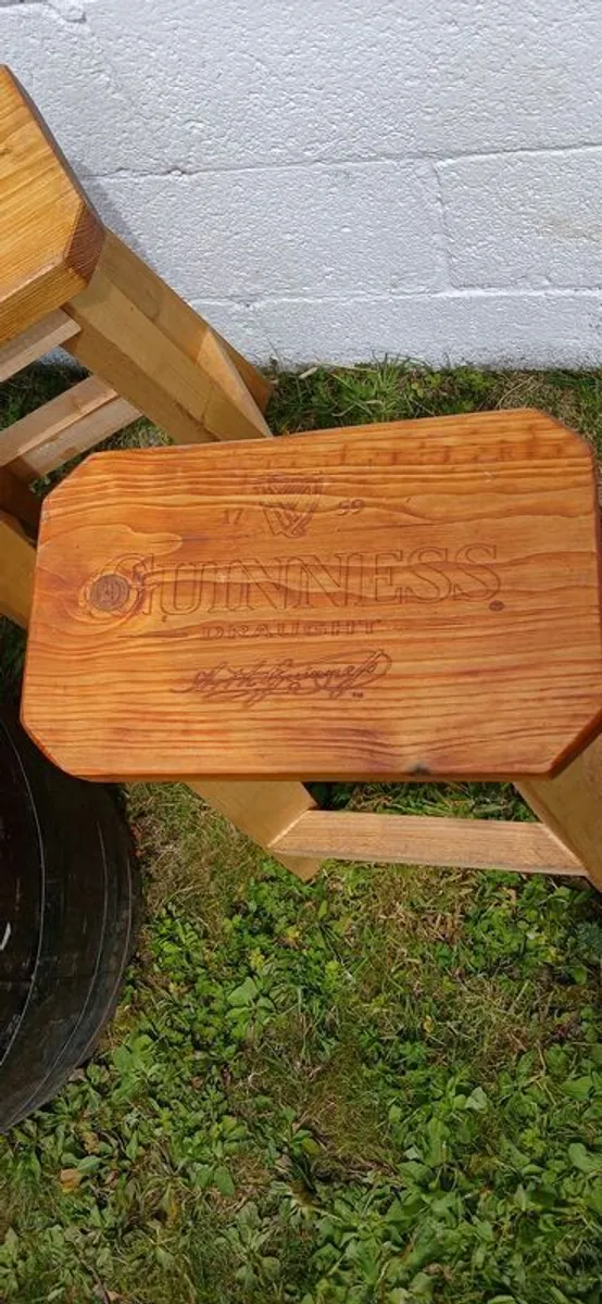 Garden barrel table and bar stools. - Image 3
