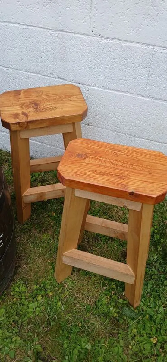 Garden barrel table and bar stools. - Image 4