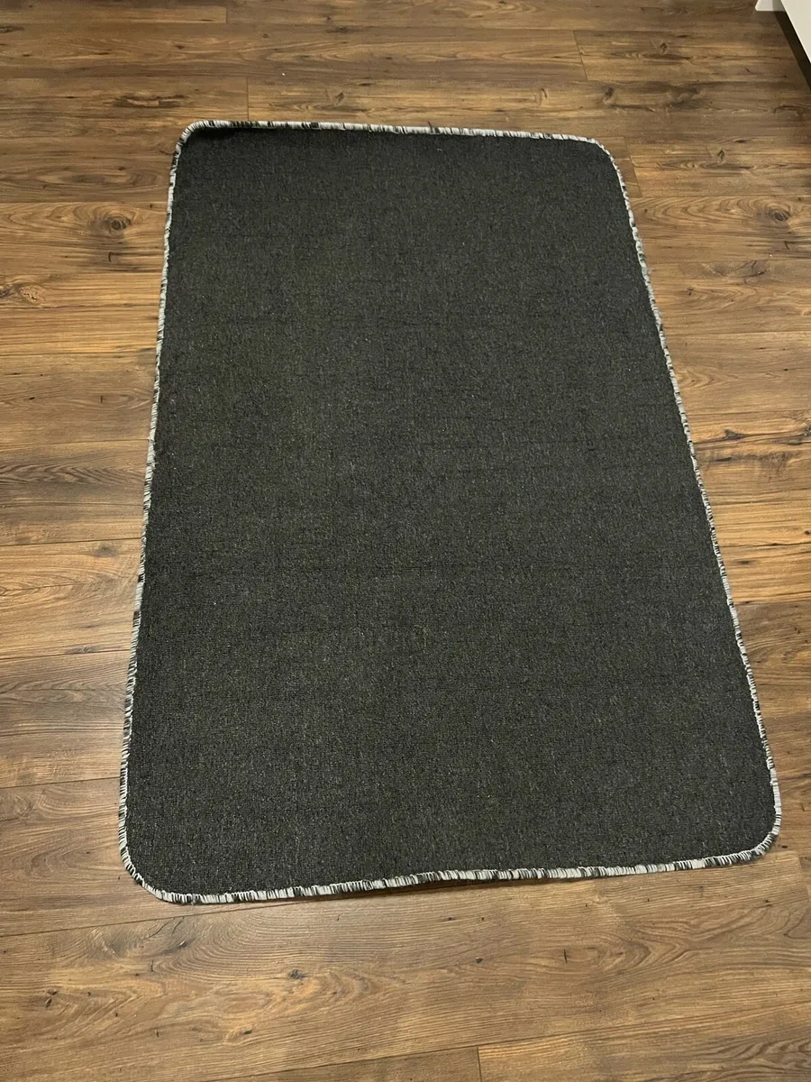 Black carpet - Image 2