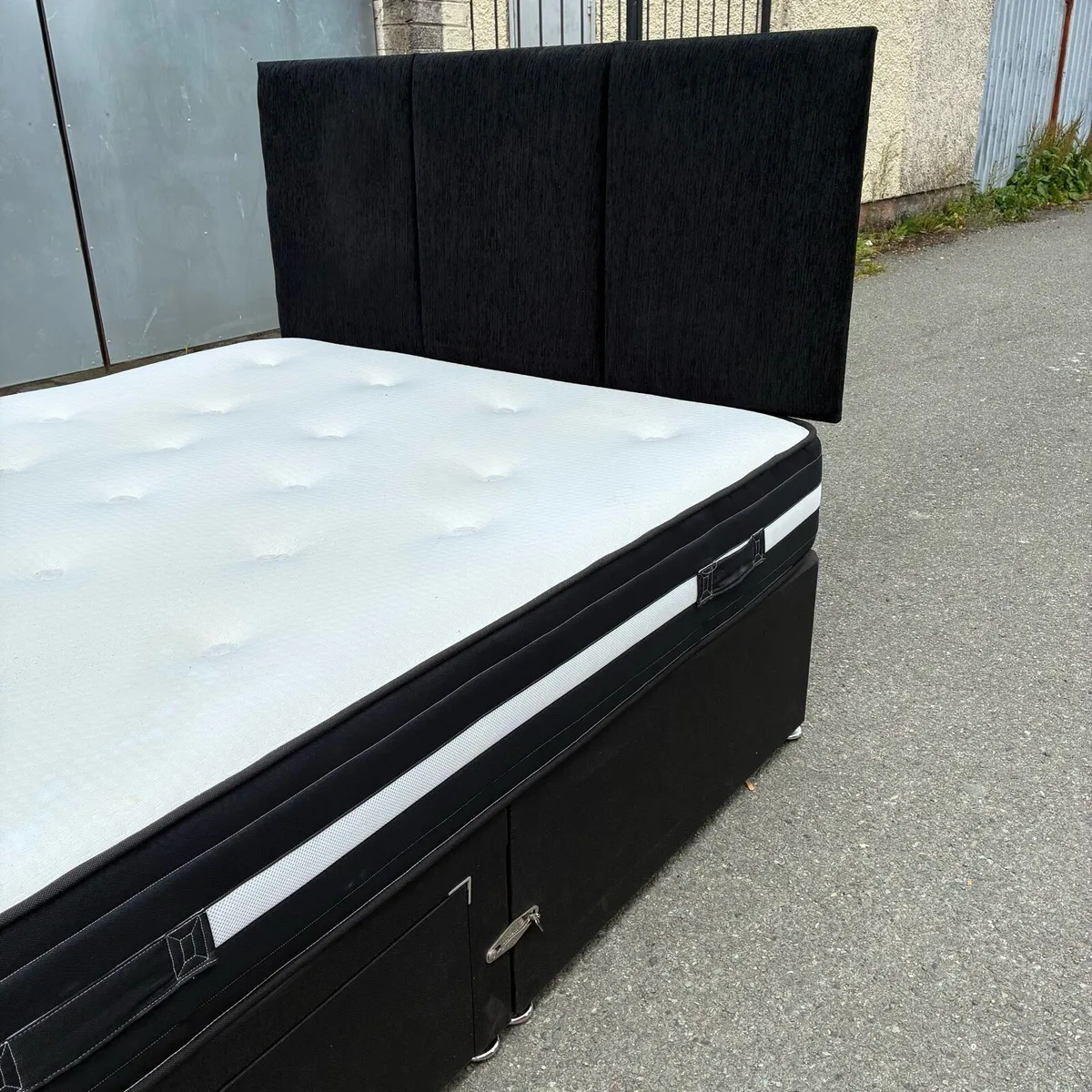 Black 5ft King Bed with 2 drawers headboard & Matt - Image 4
