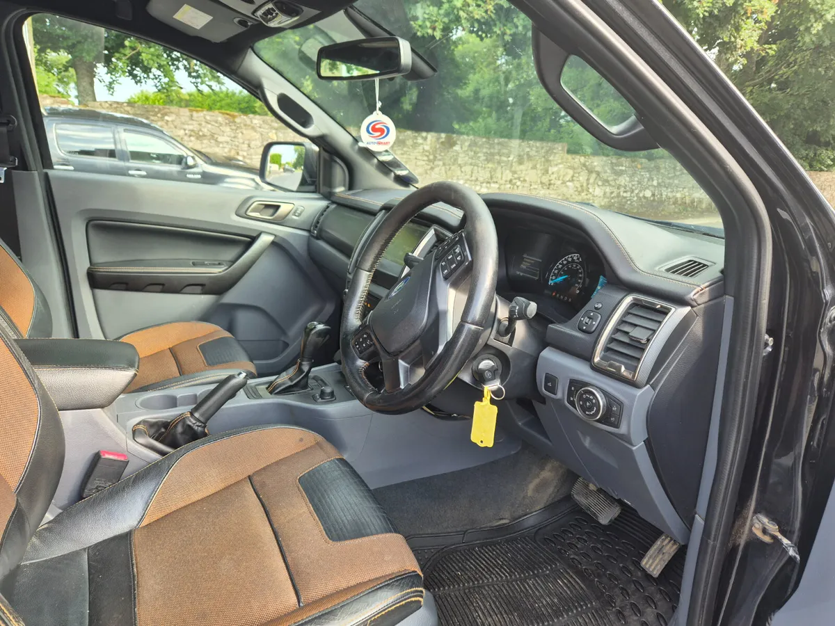 Toyota Hilux 2024 - Image 2