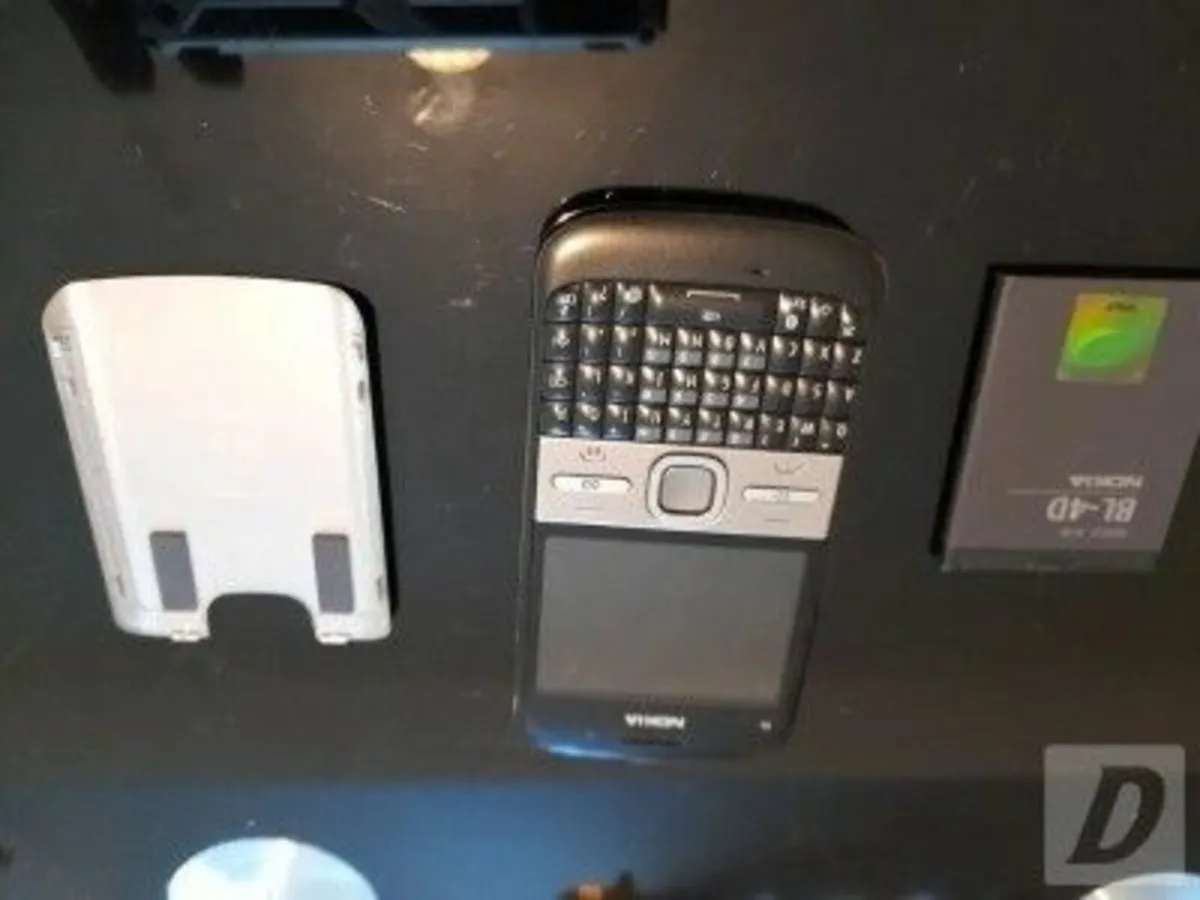 Charger Battery Laptop Parts + 1 Old Mobile Phone. - Image 2