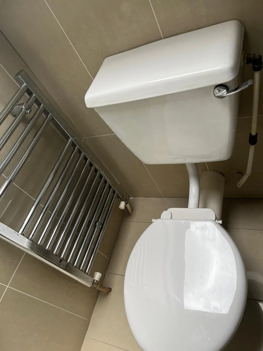 Bathroom toilet, sink unit, bath and radiator - Image 1