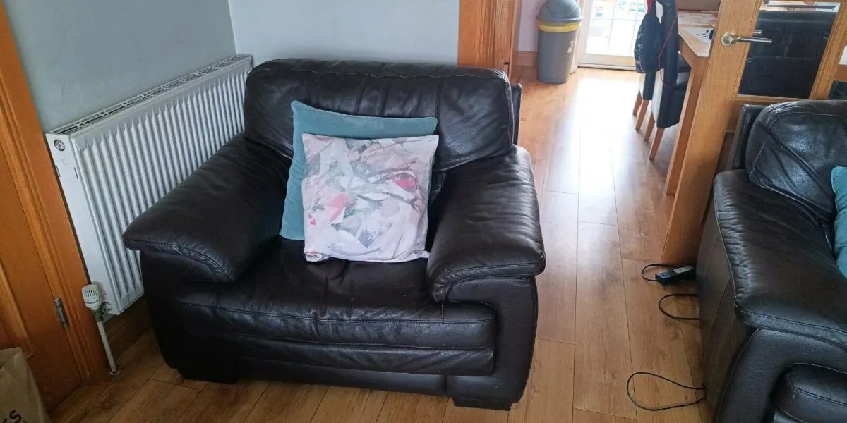 Italian leather brown suite - Image 3