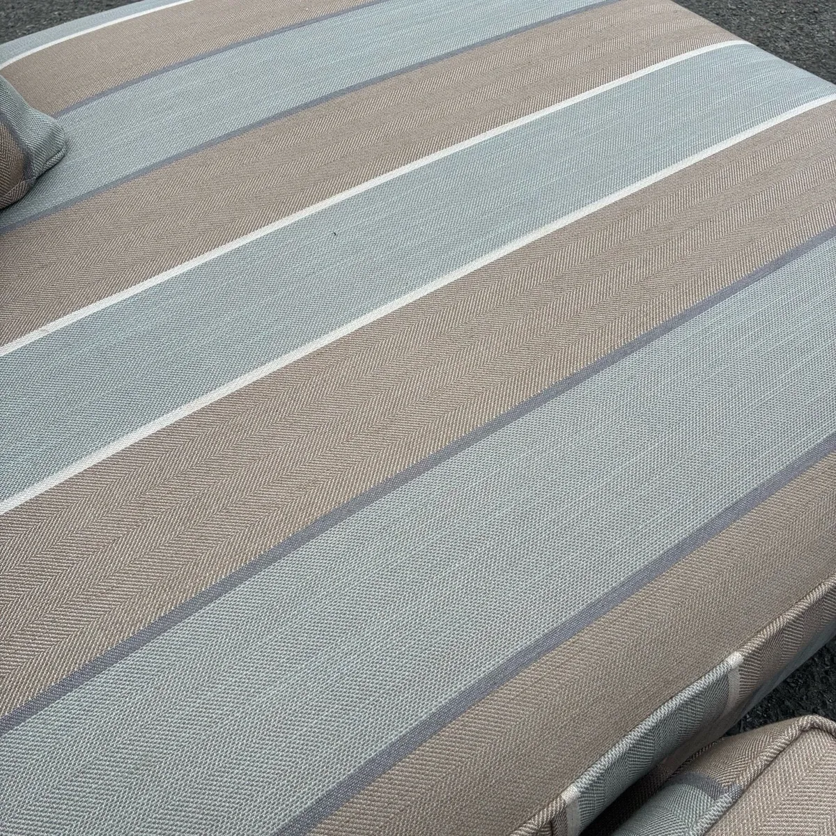 Beautiful L Couch Excellent Condition - Image 4