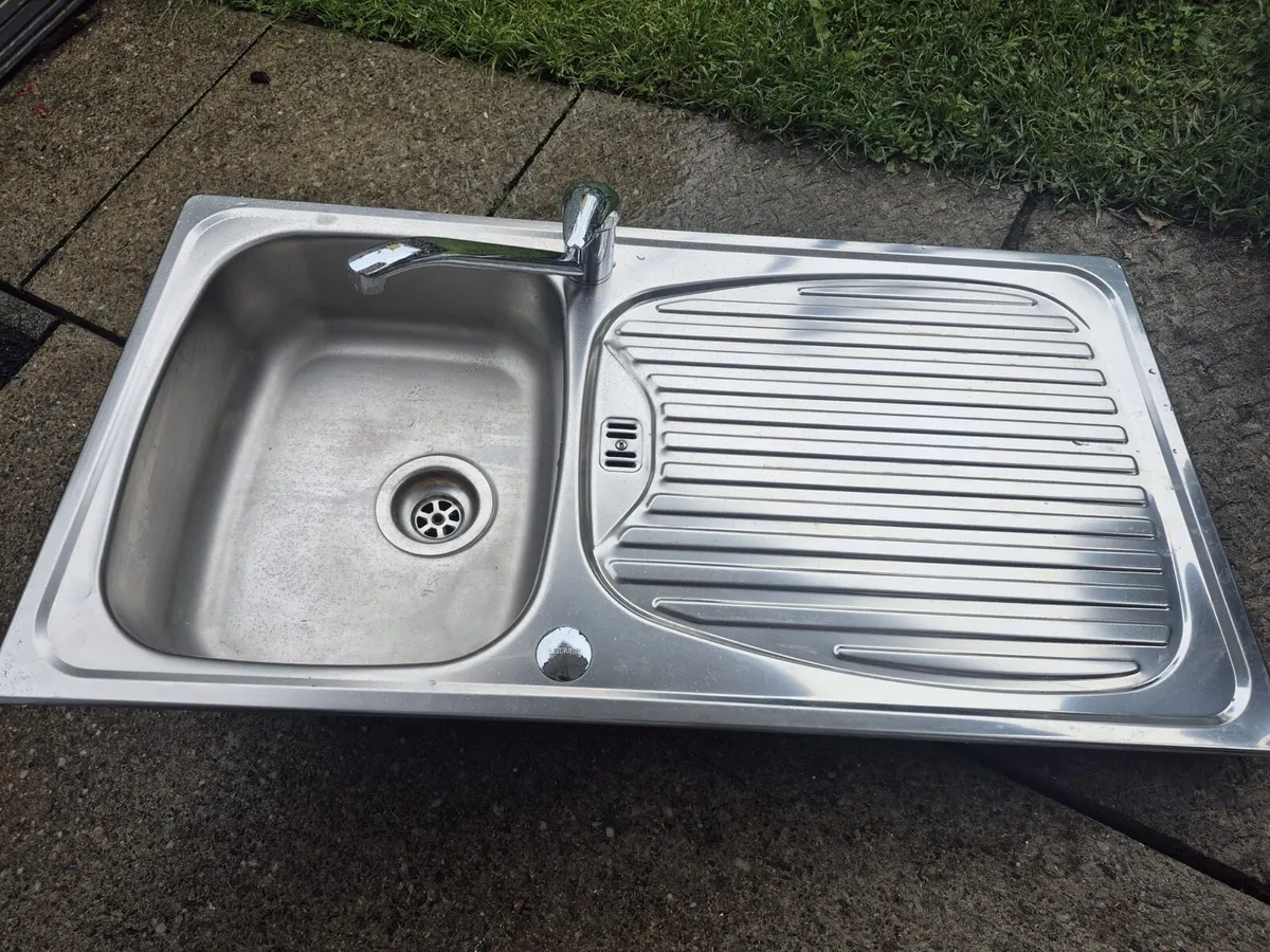 Kitchen sink & tap - Image 1