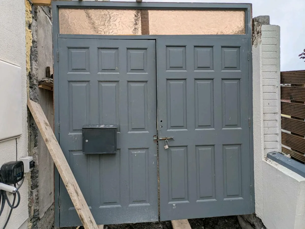 Garage doors - Image 1