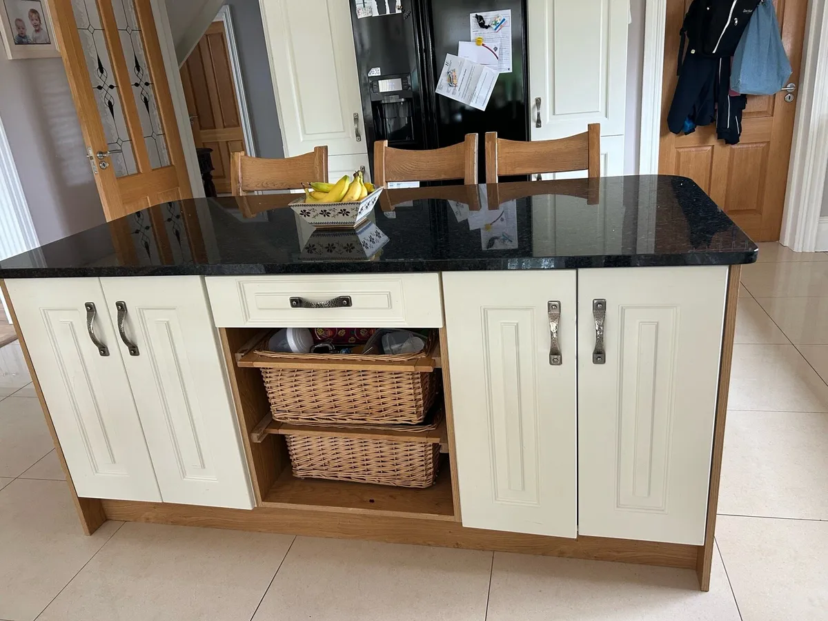 Kitchen island - Image 1