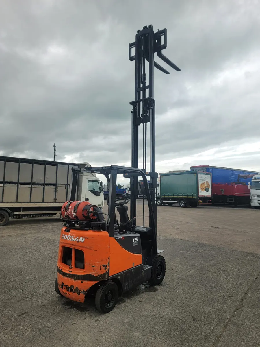 2018 Doosan 1.5 ton gas forklift container mast - Image 3