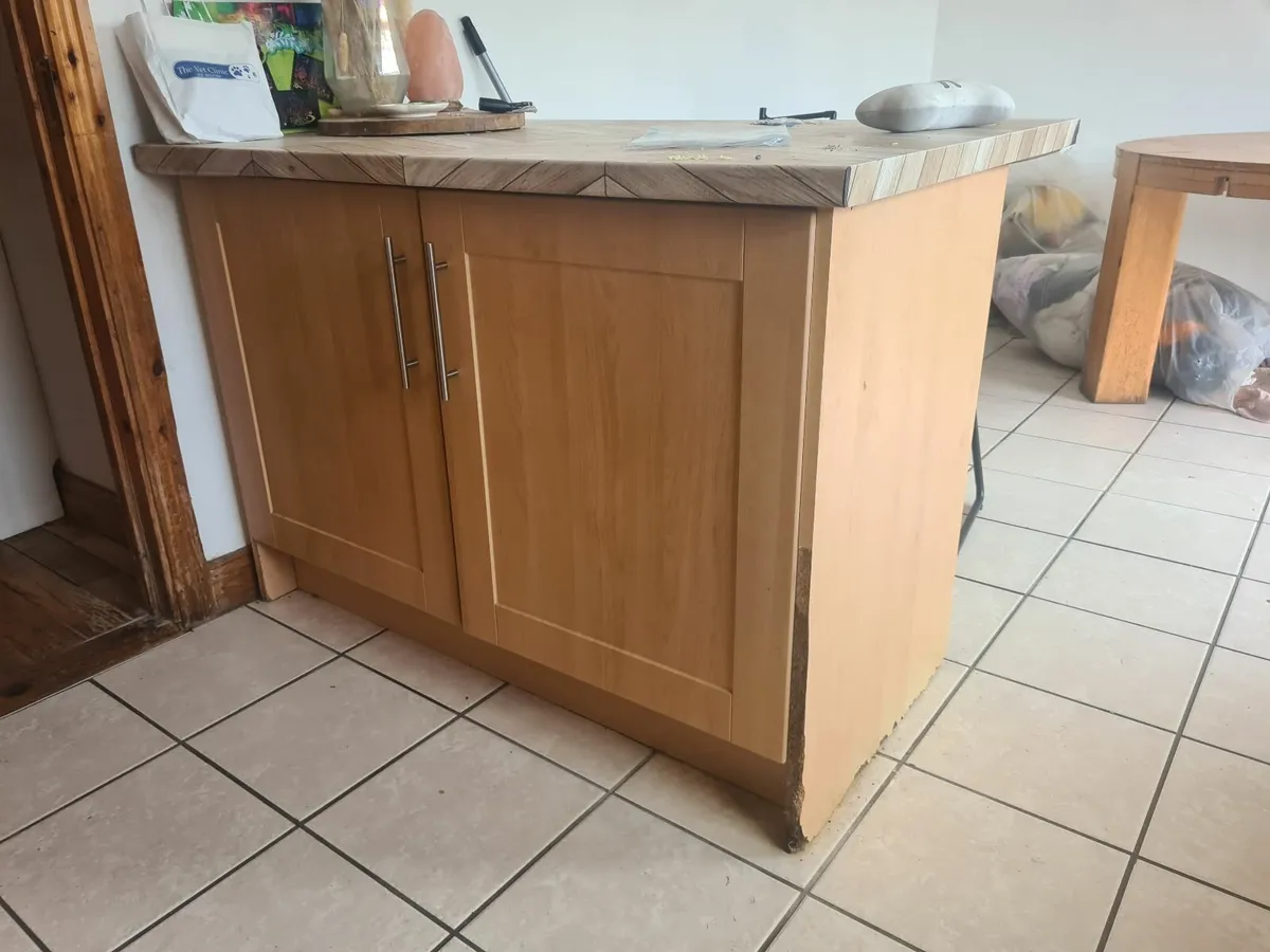 Kitchen island - Image 1