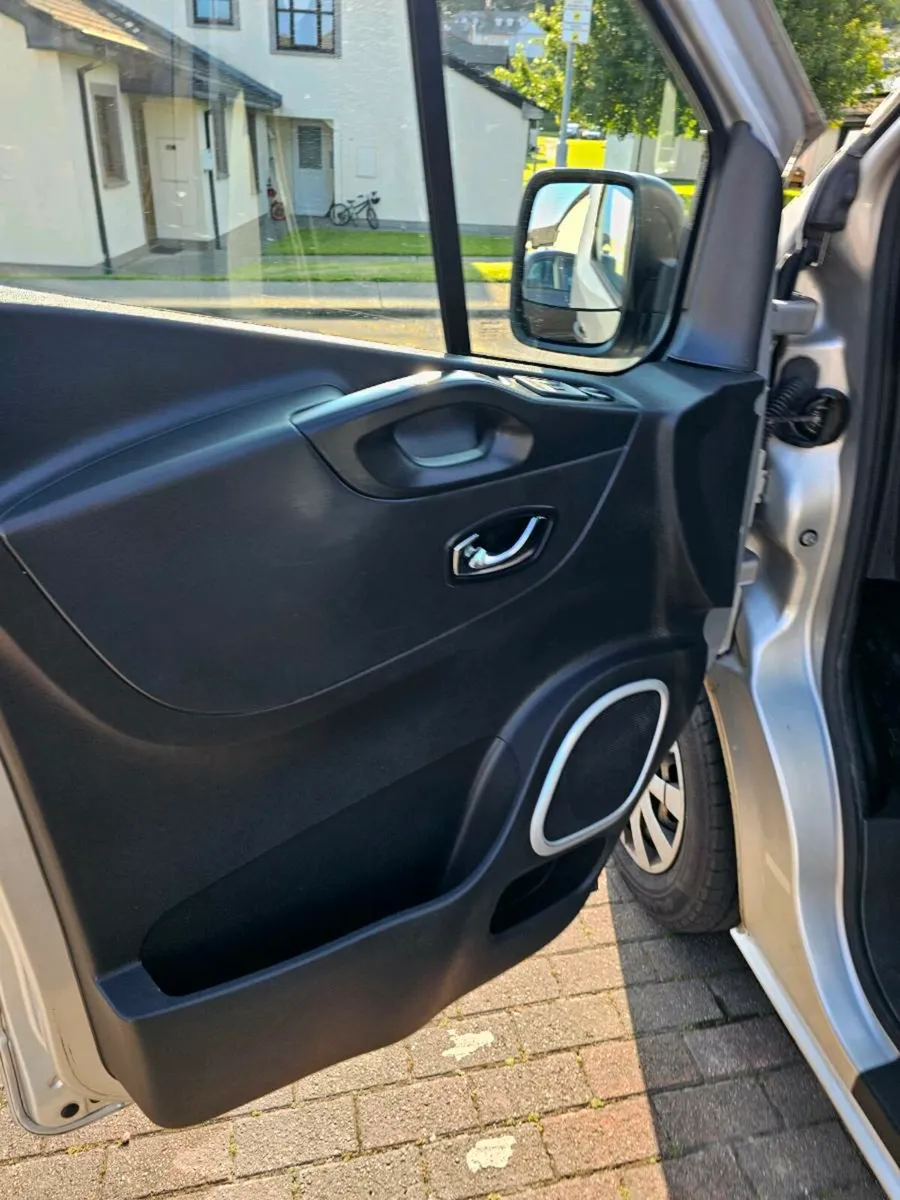 VAUXHALL VIVARO - Image 2