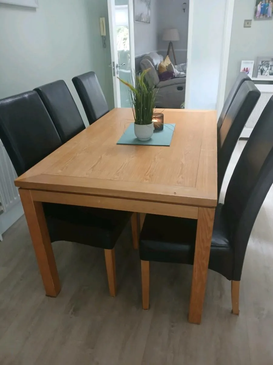 Table and chairs - Image 1