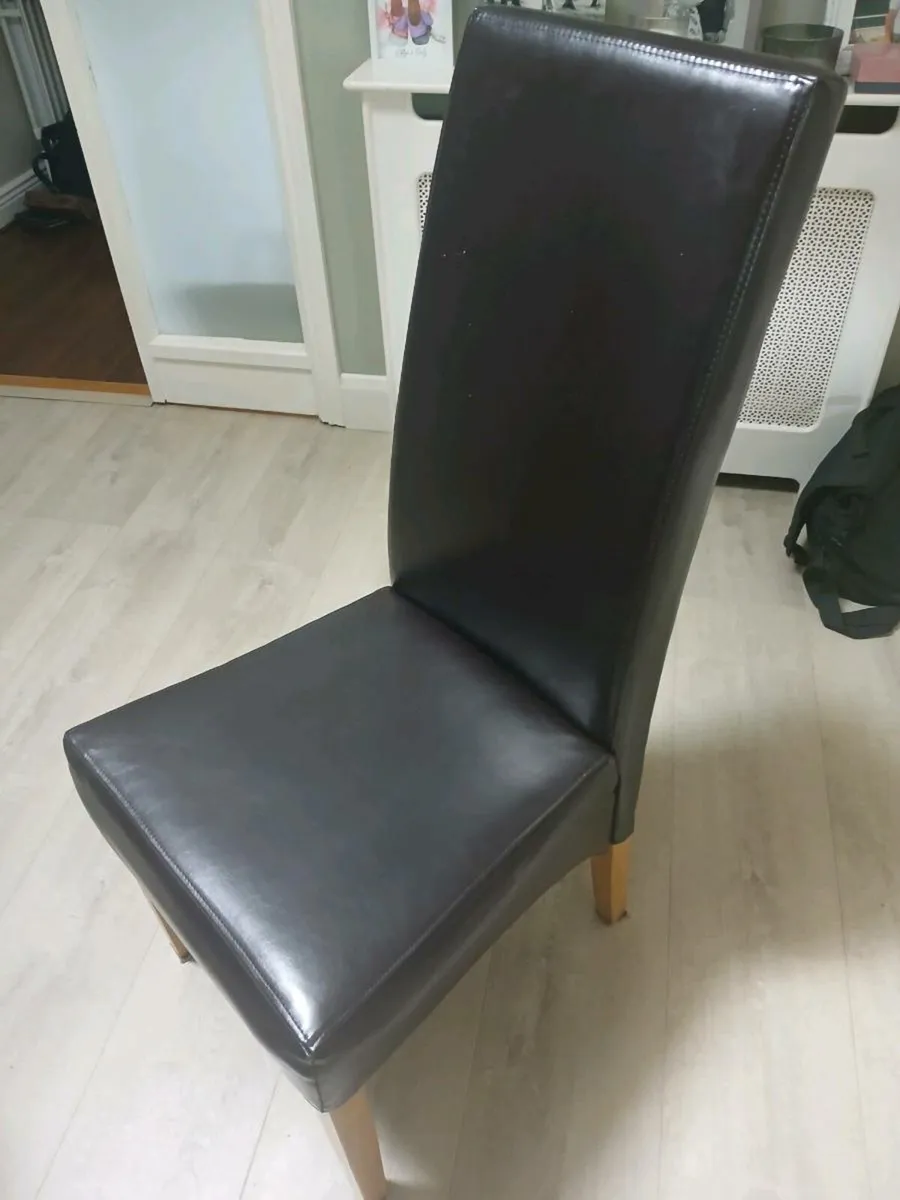 Table and chairs - Image 2