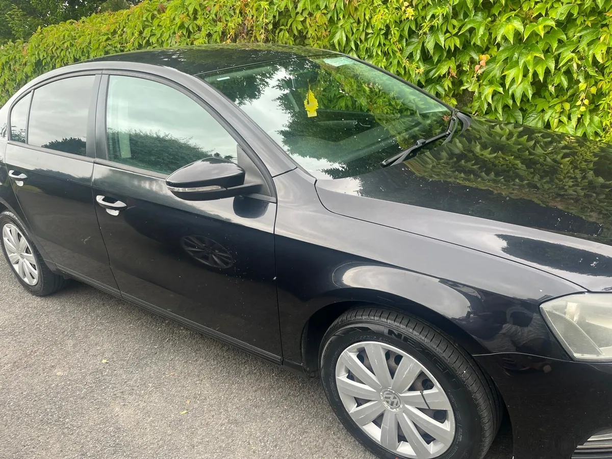 Volkswagen Passat 2011 - Image 2