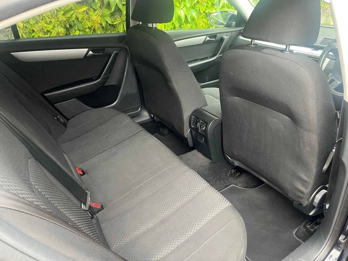 Volkswagen Passat 2011 - Image 4