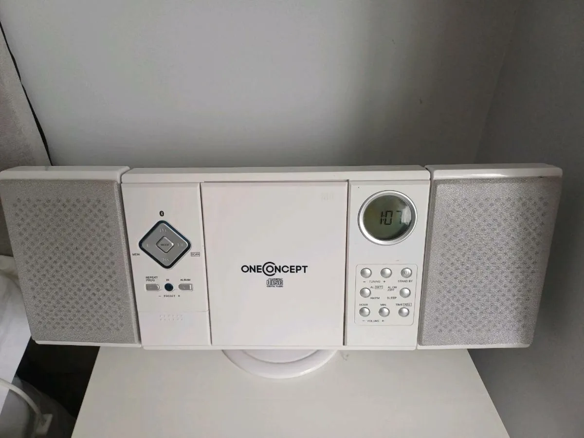 CD and Radio - Image 1