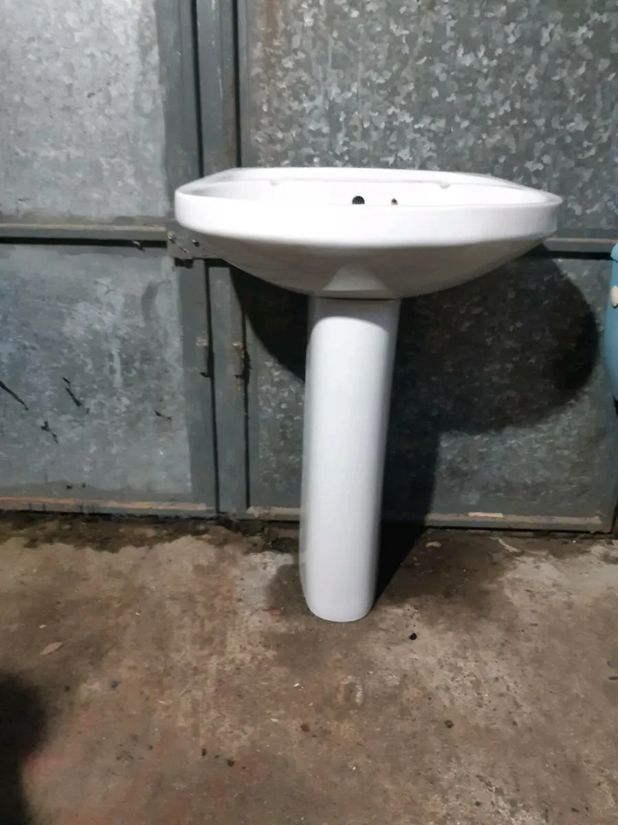 Basin and pedestal white