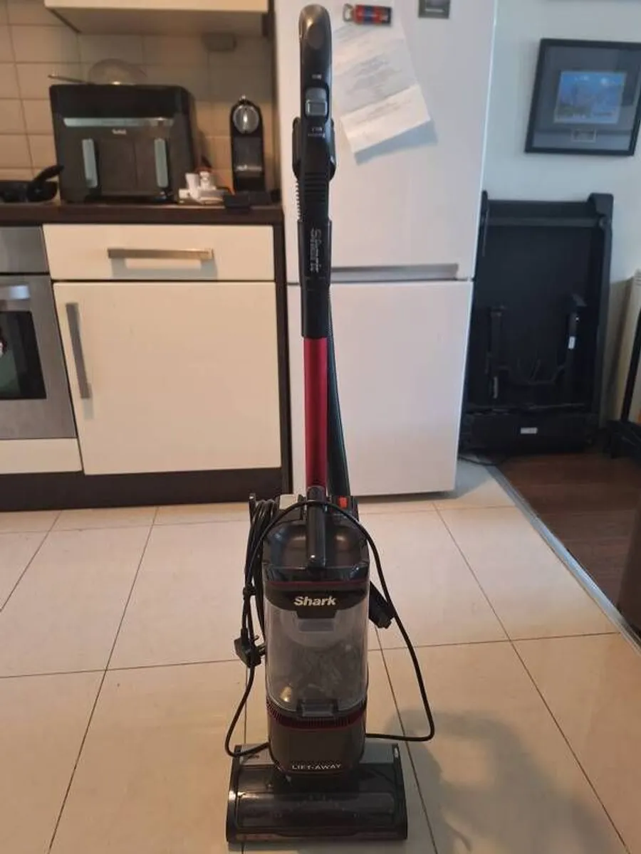 Shark liftaway vacuum cleaner
