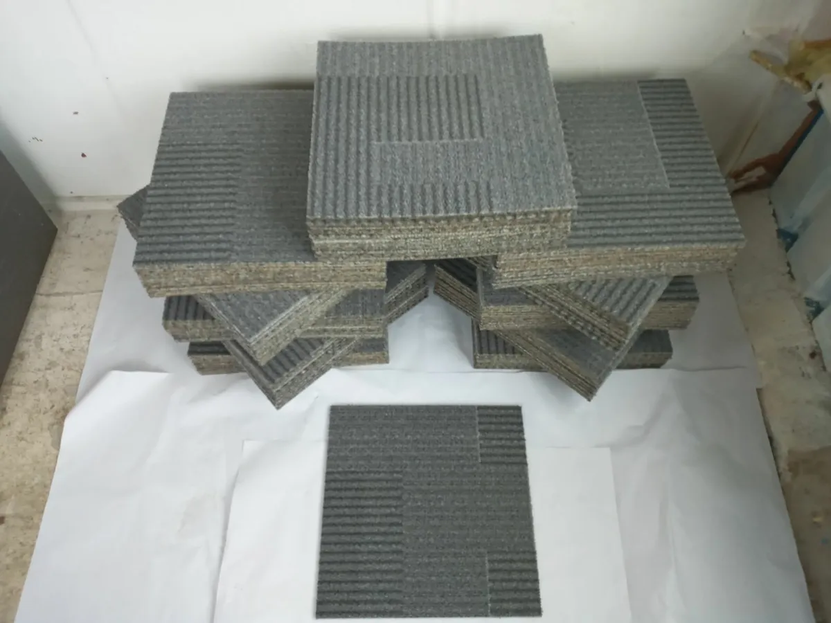 Delivery - Lot of 115 Carpet Tiles Good Condition - Image 2
