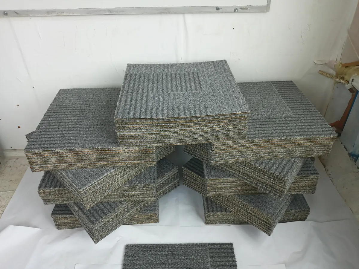 Delivery - Lot of 115 Carpet Tiles Good Condition - Image 3