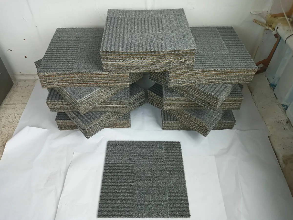 Delivery - Lot of 115 Carpet Tiles Good Condition - Image 4
