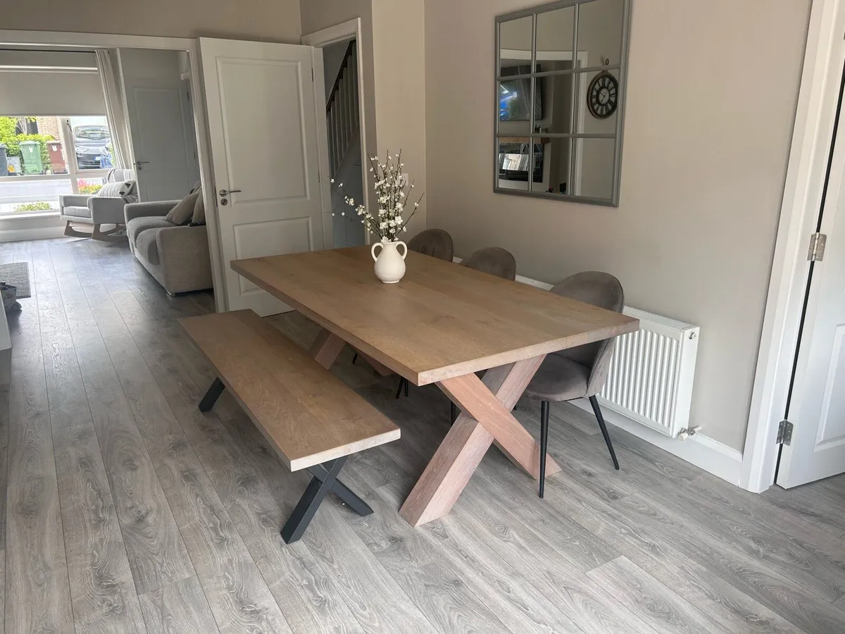 Oak dinning table and bench - Image 1