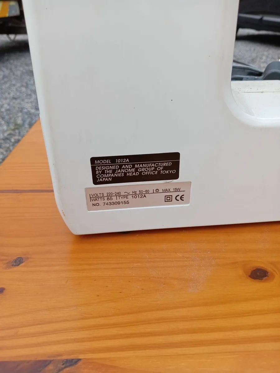 Sewing machine - Image 2