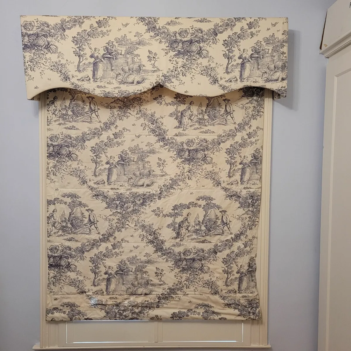 Roman blind  & matching upholstered box pelmet - Image 1