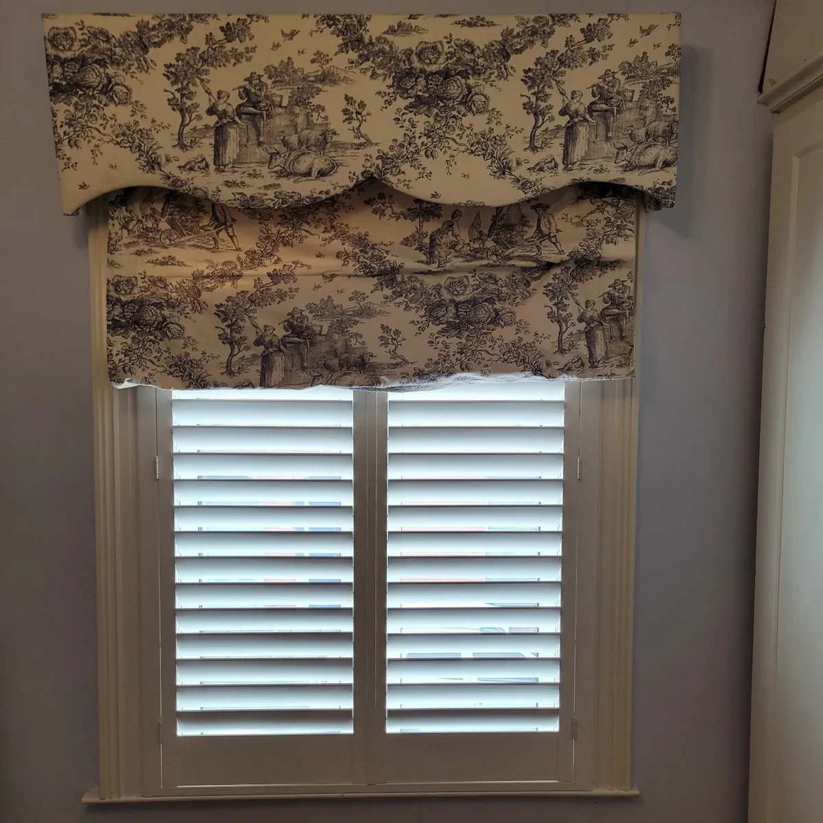 Roman blind  & matching upholstered box pelmet - Image 2