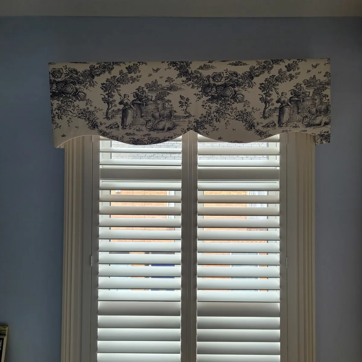 Roman blind  & matching upholstered box pelmet - Image 3