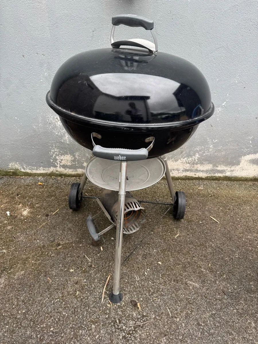 Weber Compact Kettle BBQ 57cm - Image 1