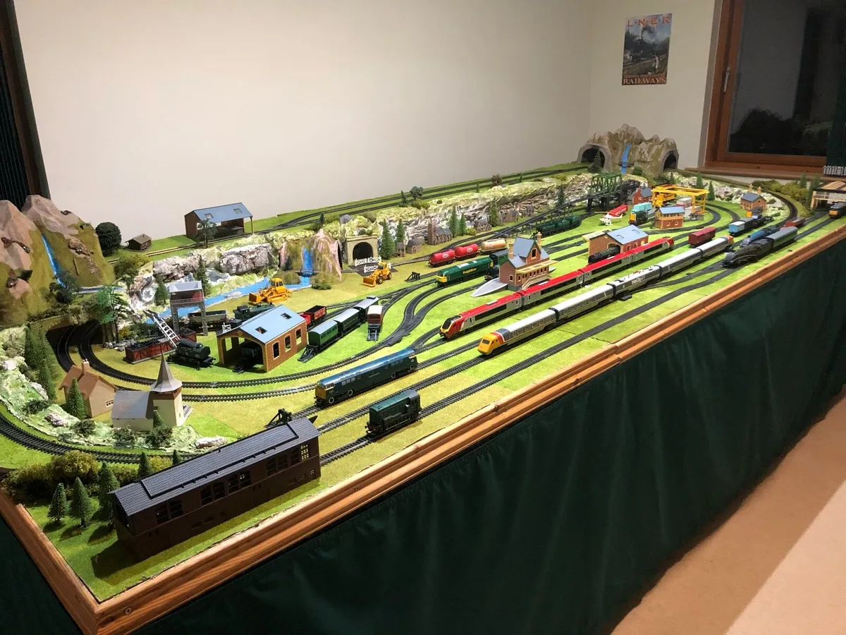 Model track layout and trains - Image 1