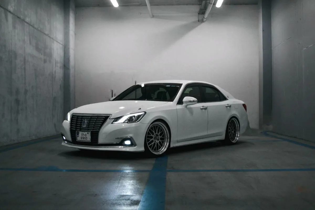 Toyota Crown Royalsaloon - Image 1