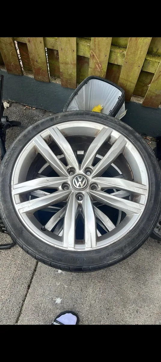 VW 18 HI LINE SPORTS ALLOYS GOOD TYRES - Image 1