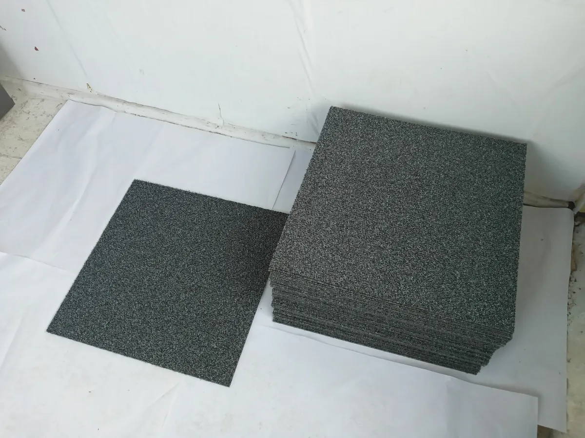 Lot of 45 Carpet Tiles in Good Condition - Image 3