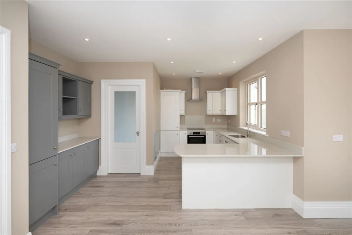 Kitchen with appliances - Image 1