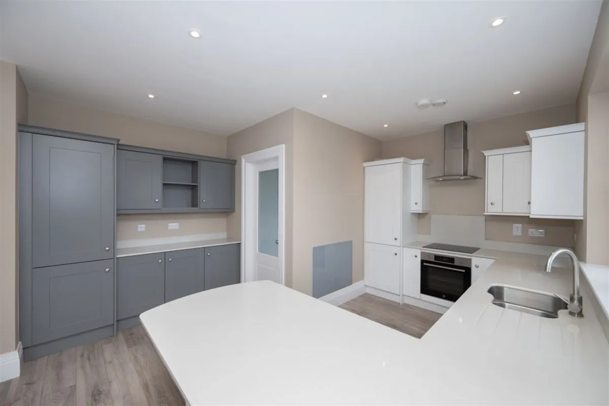 Kitchen with appliances - Image 4