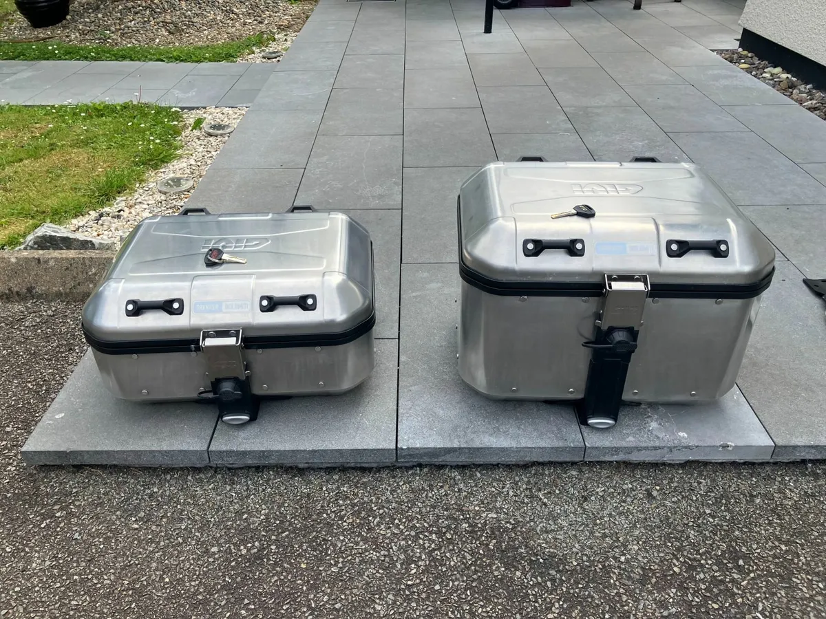Givi Dolomiti Aluminium 30 litre top box - Image 1