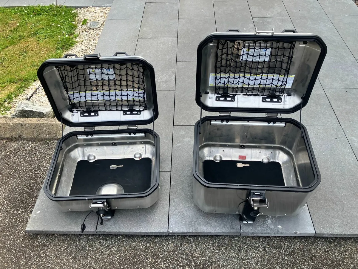 Givi Dolomiti Aluminium 30 litre top box - Image 2