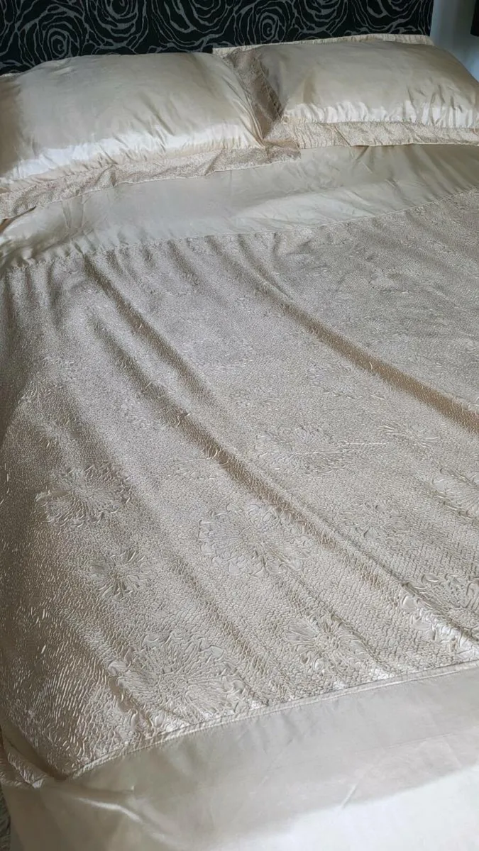 Light gold king size bedding set. - Image 2