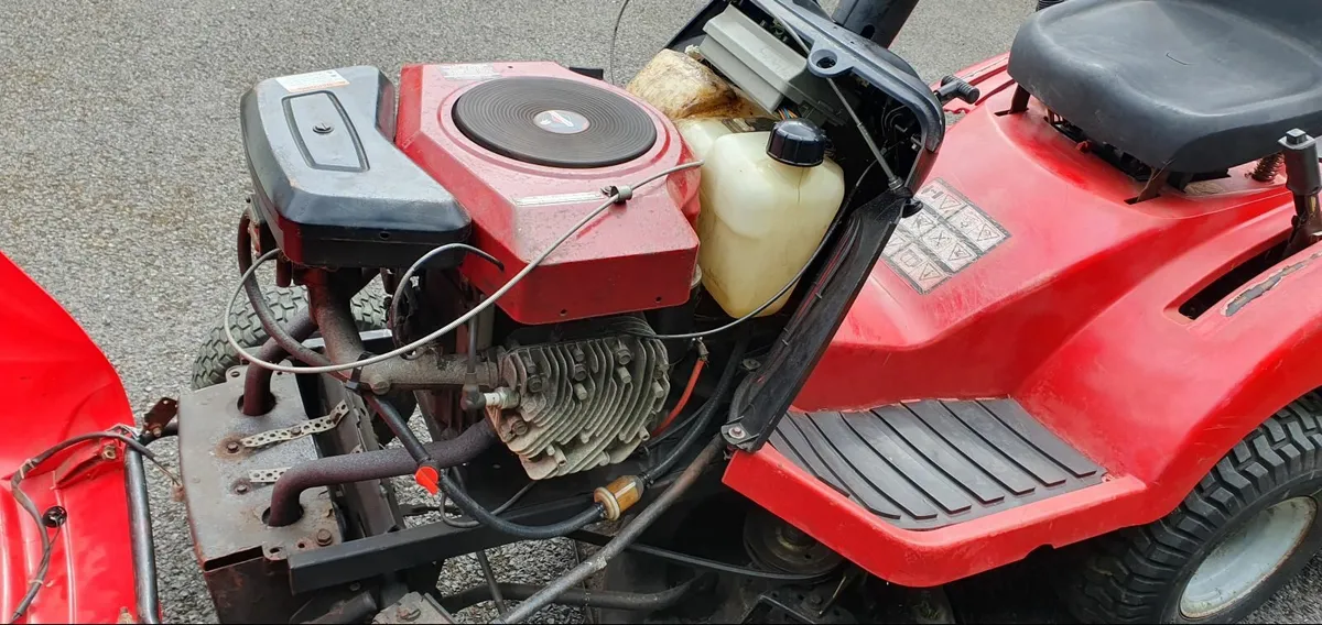 Ride on lawnmower - Image 1