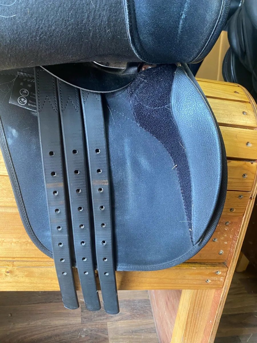 15” Wintec black adjustable saddle - Image 3
